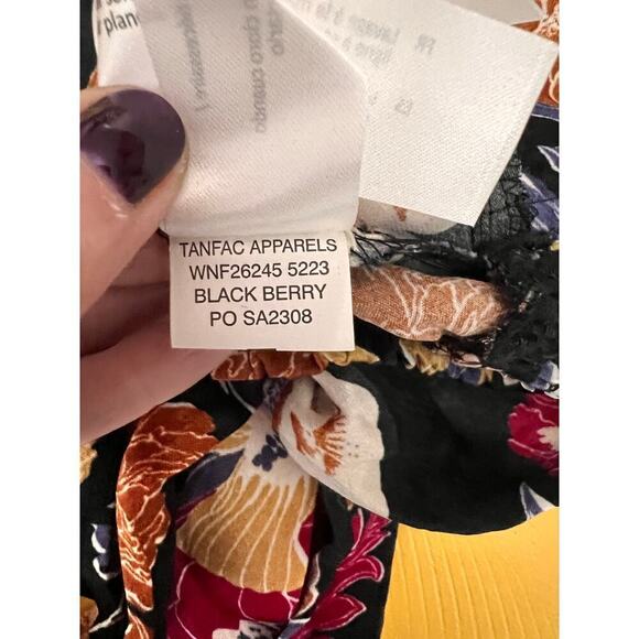 Band of the Free Black Berry Floral Print Camille Crossover Crop Top Size XS NWT - Picture 10 of 10